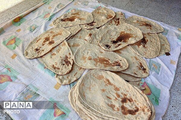 سومین روز از پخت نان  برای پذیرایی از زائران بدرقه آقای  شهید ایران در شهر بار نیشابور