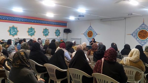 جلسه آموزش خانواده با موضوع فضای مجازی در دبستان پنجم مهر