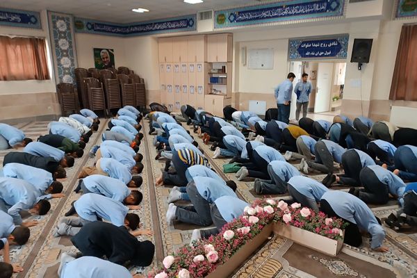 برپایی نماز جماعت در مدرسه انصارالمهدی قرچک 