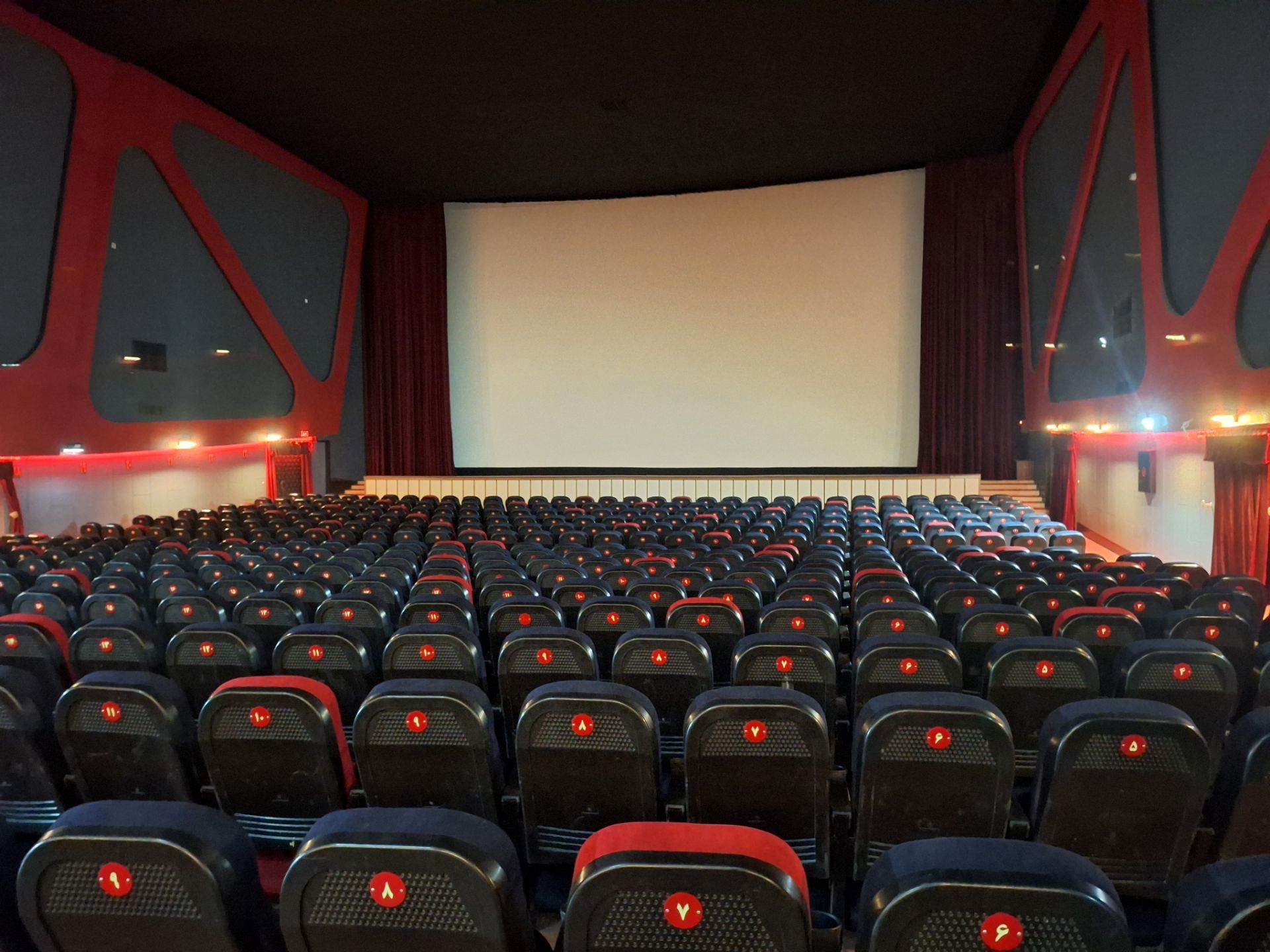 روز ملی سینما در بروجرد؛ استقبال بی‌سابقه از بلیت‌های نیم‌بها