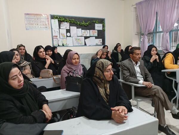 دومین جلسه انجمن اولیا در دبستان سمیه کاشمر