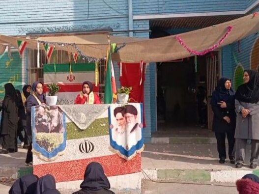 جشن تقدیر پیشتازان برگزیده پویش بوسه بر دستان مادر در دبیرستان دخترانه انقلاب اسلامی 