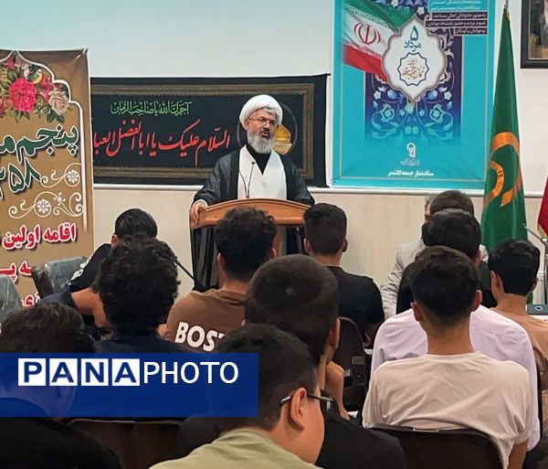 دیدار اعضای بسیج دانش آموزی و اعضای انجمن اسلامی با امام جمعه شهرستان کاشمر 