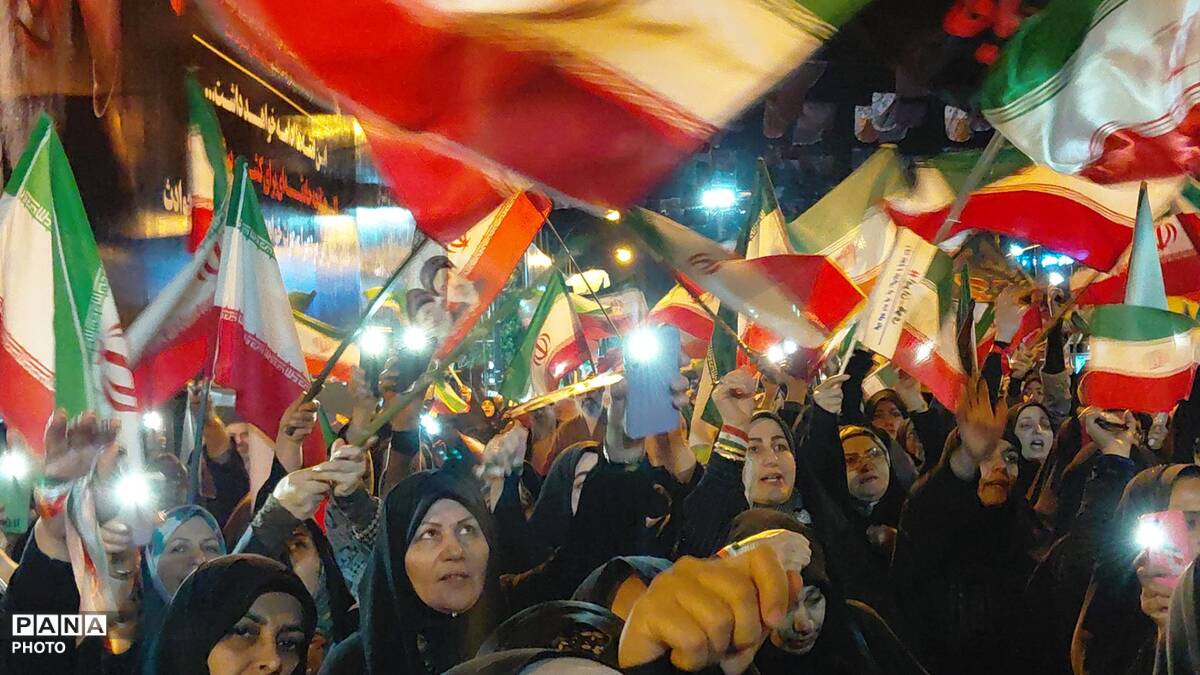 پنجاه و چهارمین شب از حضور پی در پی مردم  کرج در خیابان‌ها