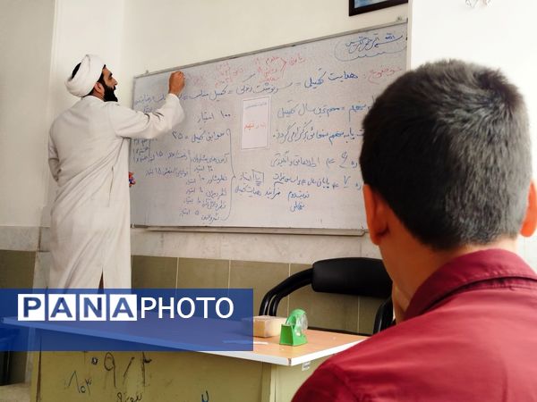 هدایت تحصیلی دانش‌آموزان در دبیرستان میثاق با حضور مشاور مدرسه 