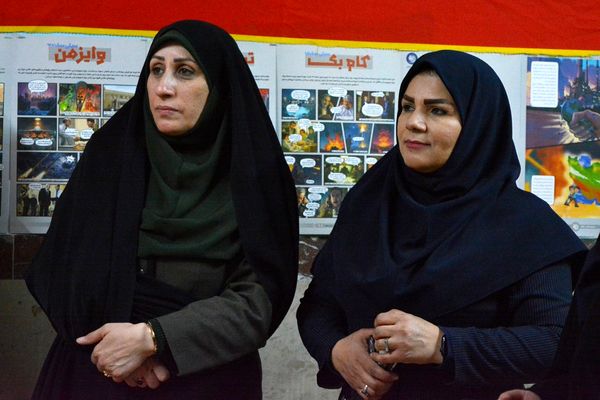 فانوس به دبیرستان حکمت آمد