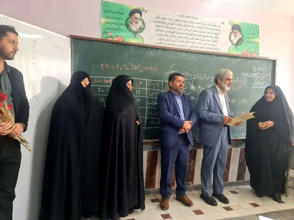 تقدیر مدیر آموزش و پرورش ناحیه 2 قم از معلمان دبیرستان سید احمد فاتحی یک 