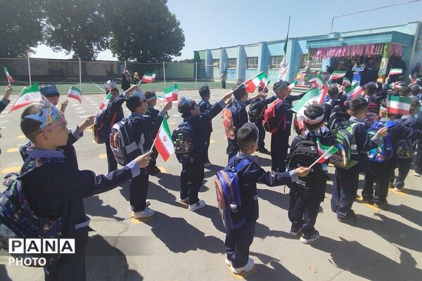 جشن شکوفه‌ها در مدرسه ۱۲ بهمن بهارستان دو