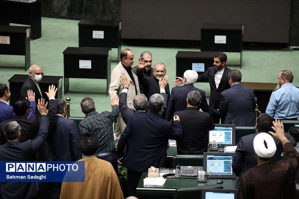 نشست مشترک مجلس و دولت با حضور رئیس‌جمهور آغاز شد