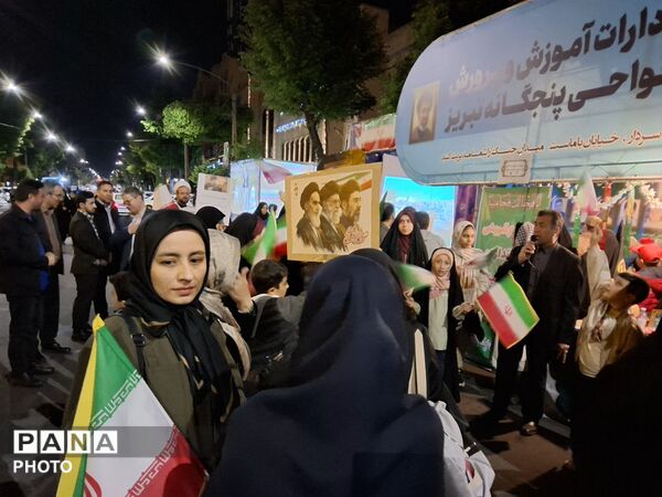 غرفه جهادی آموزش و پرورش ناحیه ۴ تبریز با حضور معلمان فعال علمی و فرهنگی، در میدان ساعت تبریز