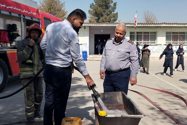 آموزش اصول اولیه آتش‌نشانی در مدرسه زکیه صباشهر