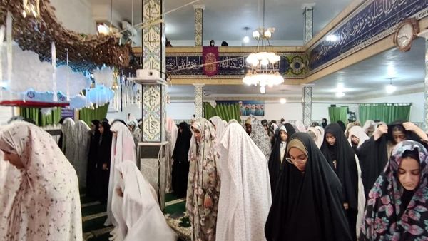 نوجوانان دختر در اعتکاف؛ لحظاتی سرشار از نماز و معنویت