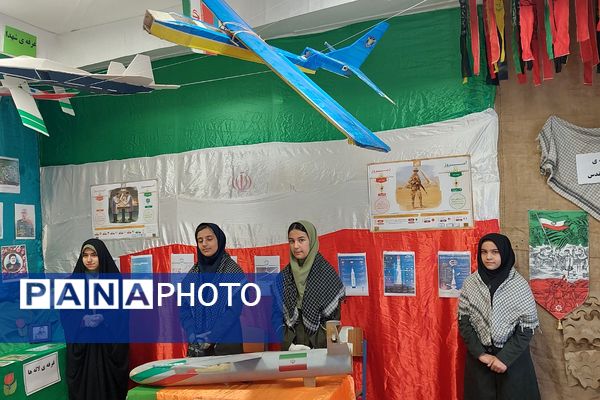 افتتاحیه نمایشگاه «مدرسه انقلاب» در مدرسه شهید شرافت بهارستان‌دو