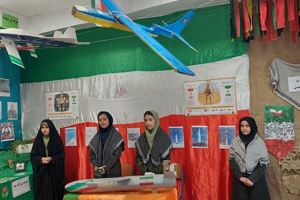 افتتاحیه نمایشگاه «مدرسه انقلاب» در مدرسه شهید شرافت بهارستان‌دو