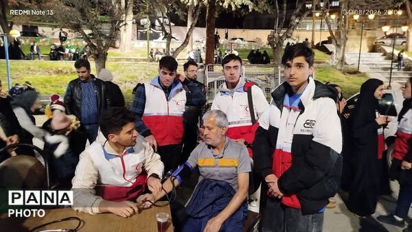 استقرار شبانه امدادگران هلال احمر شهرستان تویسرکان در اجتماعات مردمی