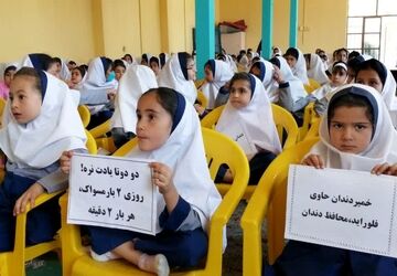 آموزش بهداشت دهان و دندان با برگزاری جشن دندان 6 در مدرسه نعمت‌الهی آباده