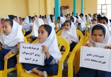 آموزش بهداشت دهان و دندان با برگزاری جشن دندان 6 در مدرسه نعمت‌الهی آباده