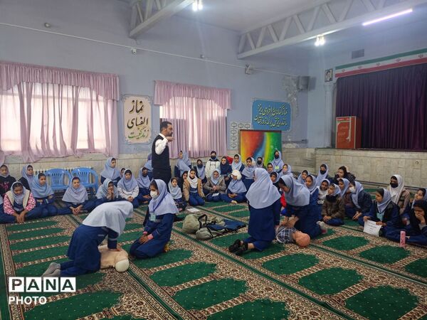 جلسه  آموزشی طرح ماهر سفیران سلامت در مدرسه بنت المهدی صدر ۲