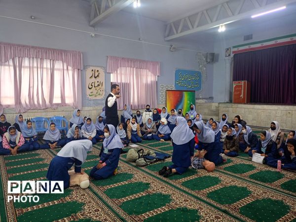 جلسه  آموزشی طرح ماهر سفیران سلامت در مدرسه بنت المهدی صدر ۲