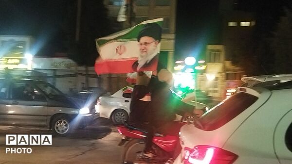 بلوار فضل پرشور از ماشین هایی با پرچم ایران 