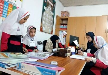 دانش‌آموزان دبستان دخترانه بعثت۲ نقش خود را با اداره یک روز مدرسه ایفا کردند