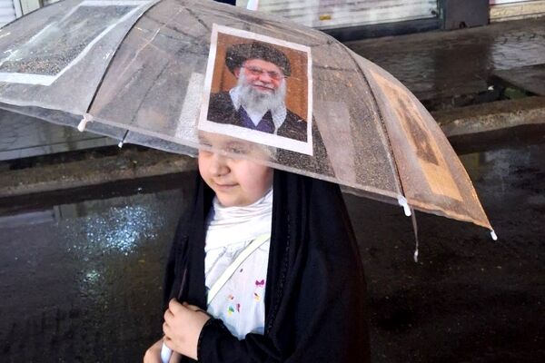 چترِ امنیت؛ روایتی از یک قابِ بارانی و باوری که نمی‌لرزد
