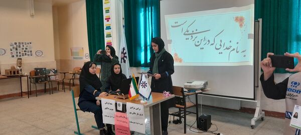 افتتاحیه نمایشگاه پژوهشی و فناورانه دبیران و دانش‌آموزان شهرستان ملارد در دبیرستان فرزانگان استعداد درخشان