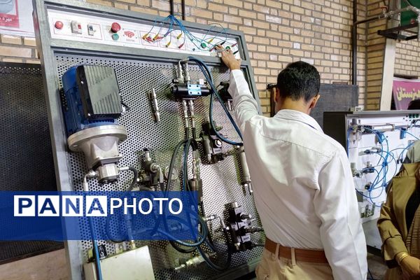 نمایشگاه دستاوردهای دانش‌آموزان هنرستان فنی حرفه‌ای‌ رباط‌کریم