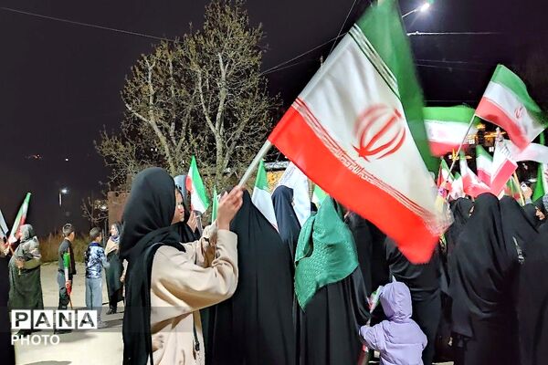 در کنار هم ایستاده ایم-۱