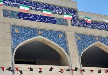 مردم شهرستان شهریار گرد هم امدند و برای نماز جمعه ،به یاد شهدای جنگ تحمیلی ایستادند