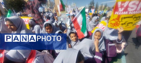 حضور پرشور دانش آموزان مدارس شهرستان خاتم در راهپیمایی ۱۳ آبان 