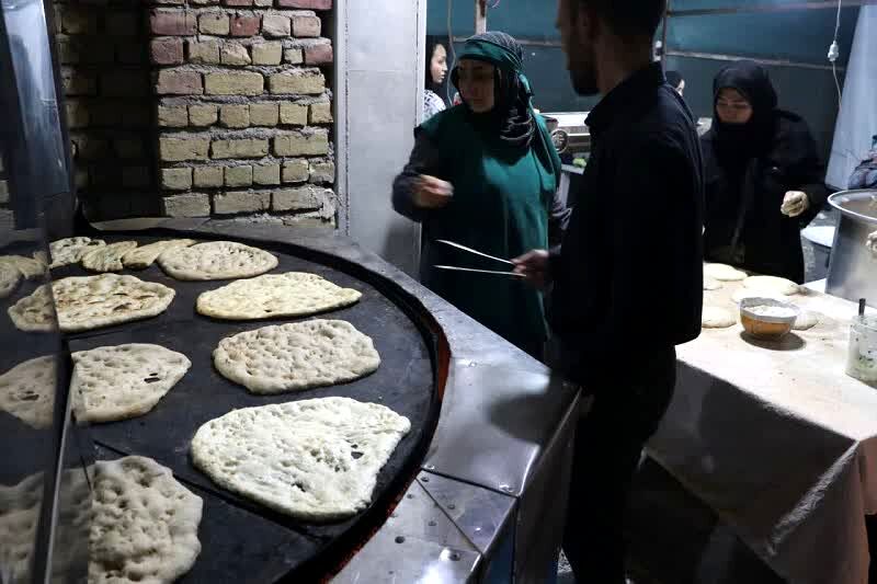 طبخ بیش از 21 هزار قرص نان در قرارگاه مردمی اربعین قم