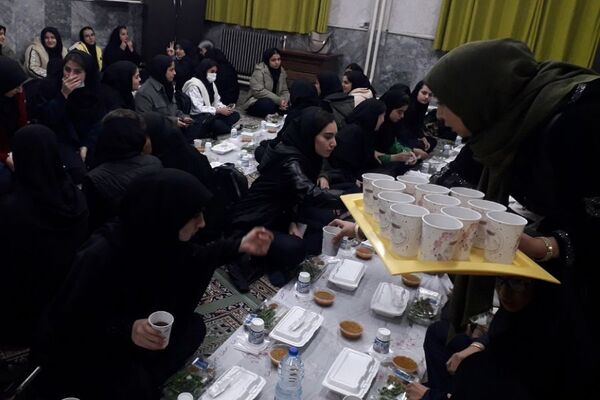 برگزاری مراسم افطار در مدرسه حضرت زینب ناحیه یک ری
