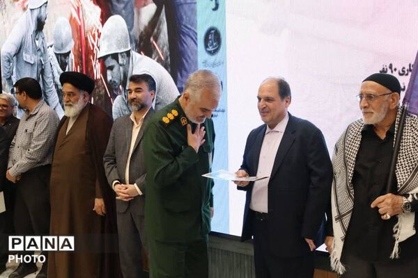 رونمایی از کتاب «از دفاع تا خدمت مقدس» 