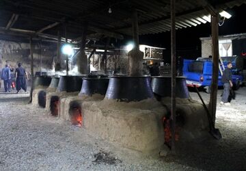 آماده‌سازی حلیم عاشورا در روستای اسحاق‌آبادی نیشابور