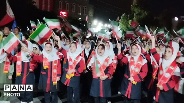 اجرای  سرود حماسی «باید برخاست» توسط دانش‌آموزان پیشتاز ساوجبلاغ
