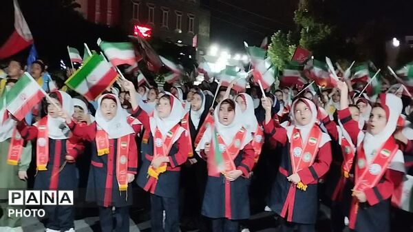 اجرای  سرود حماسی «باید برخاست» توسط دانش‌آموزان پیشتاز ساوجبلاغ