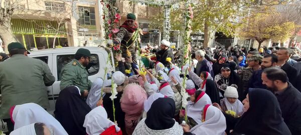 استقبال بی‌نظیر دانش‌آموزان تفرشی از قهرمانان گمنام هشت‌سال دفاع مقدس