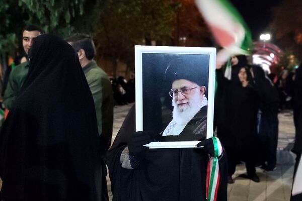 همبستگی در صف اول از راهپیمایی‌های شبانه تا پاسداشت روز معلم
