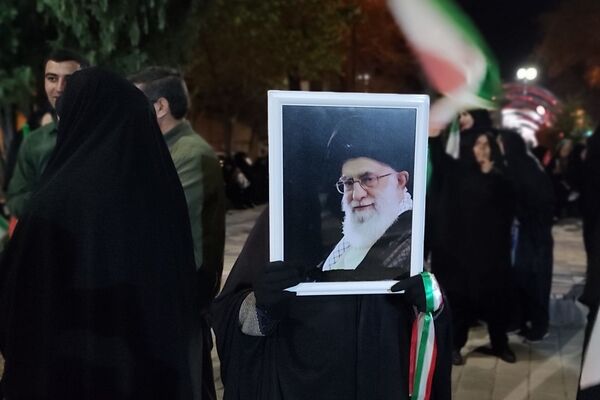 همبستگی در صف اول از راهپیمایی‌های شبانه تا پاسداشت روز معلم