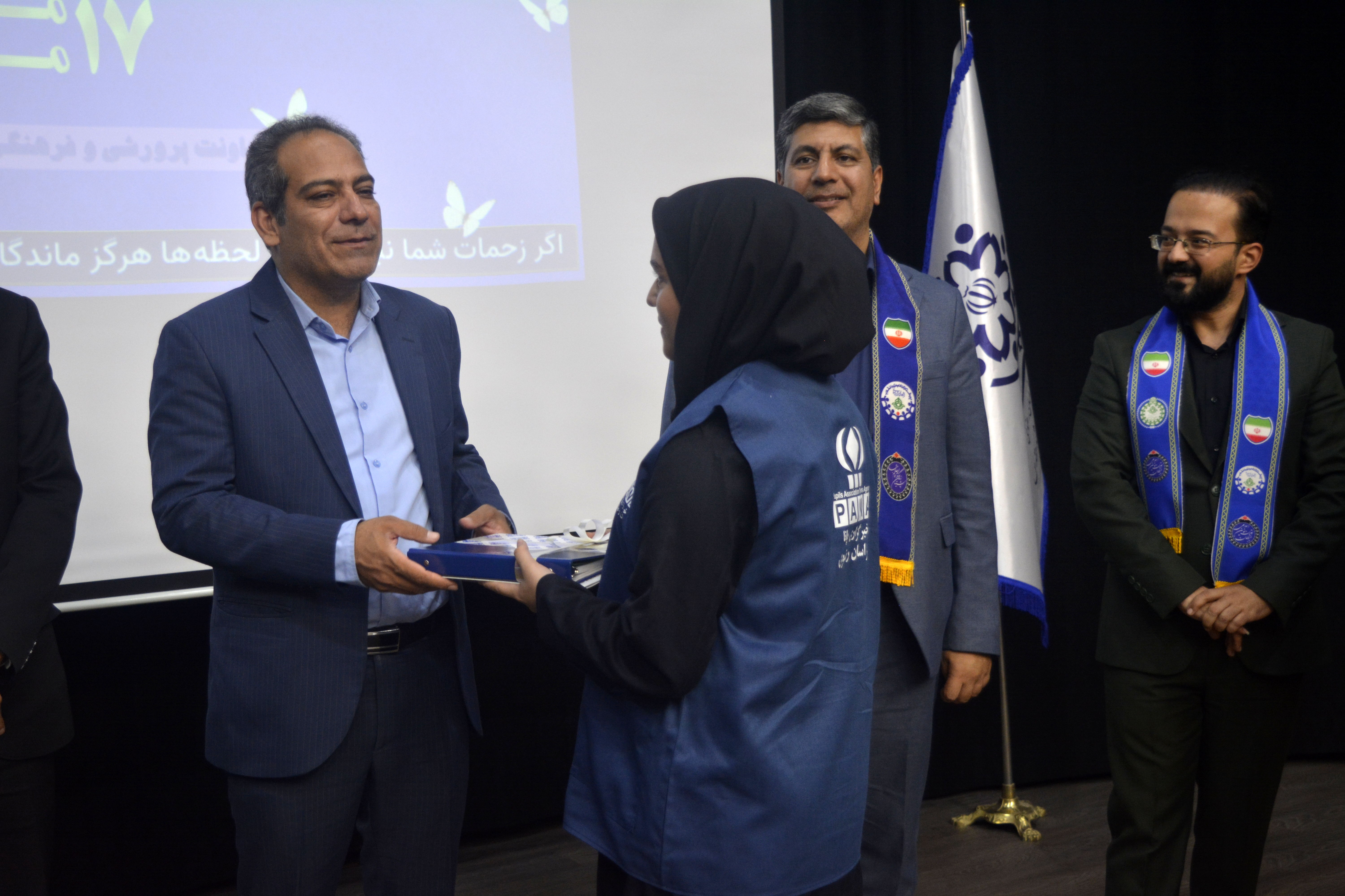 تجلیل از خبرنگاران ناحیه ۷ مشهد به مناسبت روز خبرنگار