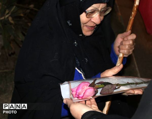تقدیر از دختران همدانی در تجمعات شبانه به‌مناسبت روز دختر