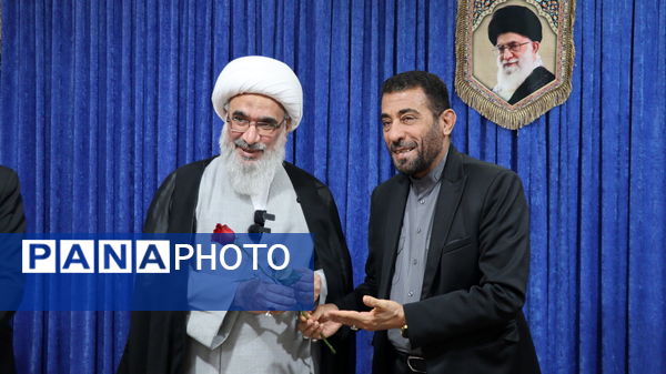 دیدار نخبگان دانش‌آموزی با نماینده ولی فقیه در استان بوشهر 