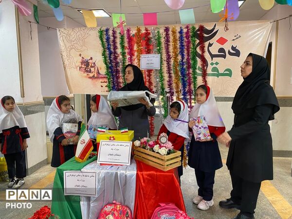 جشن عاطفه‌ها در دبستان رضوان؛ مهربانی دانش‌آموزان برای لبخند همکلاسی‌ها