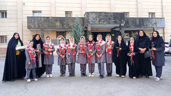دانش‌آموزان پیشتاز دبستان «دانش و هنر» نظرآباد در روز پرستار از مدافعان سلامت تجلیل کردند