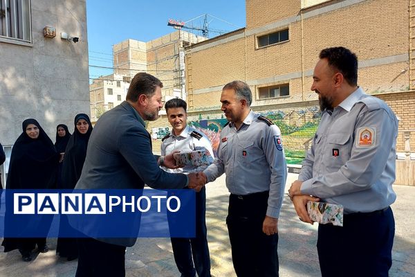 گرامیداشت مقام آتش‌نشان در دبیرستان نمونه دولتی شهیدی باقرشهر 