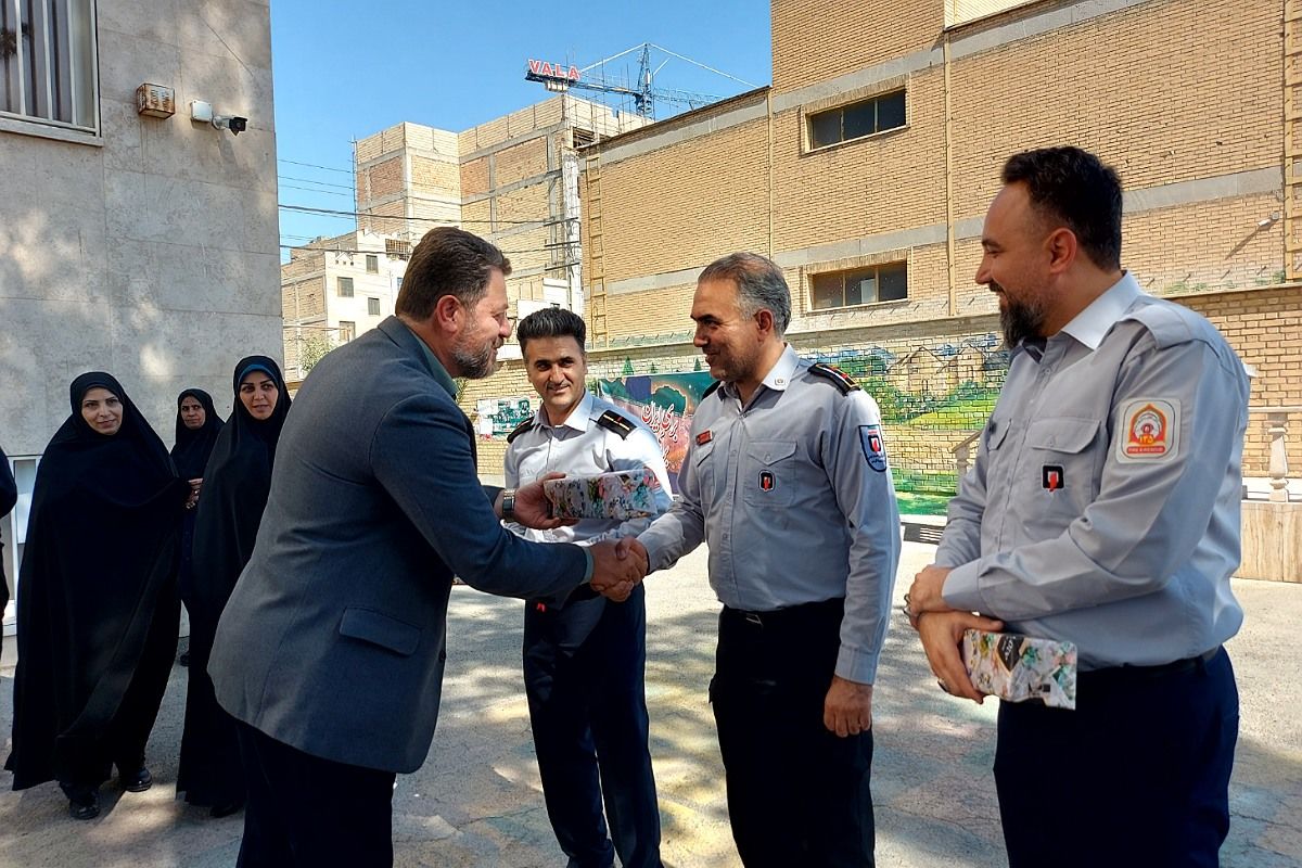 گرامیداشت مقام آتش‌نشان در دبیرستان نمونه دولتی شهیدی باقرشهر 