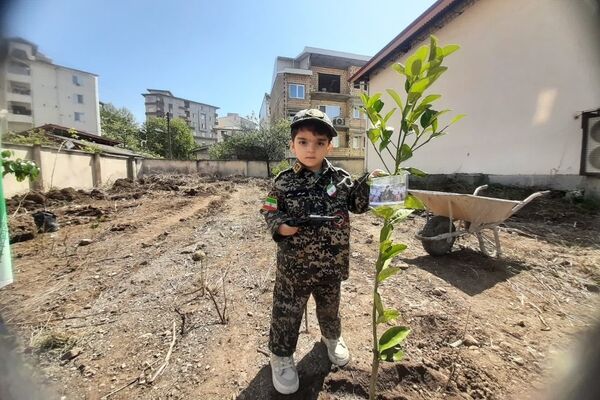 کاشت ۴۰ اصله نهال  به مناسبت چهلمین روز شهادت‌ قائد امت اسلامی ودانش آموزان میناب در تالش