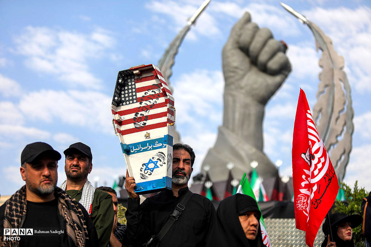 با مشت‌های گره کرده برای انتقام رهبر شهیدمان برخواهیم خاست