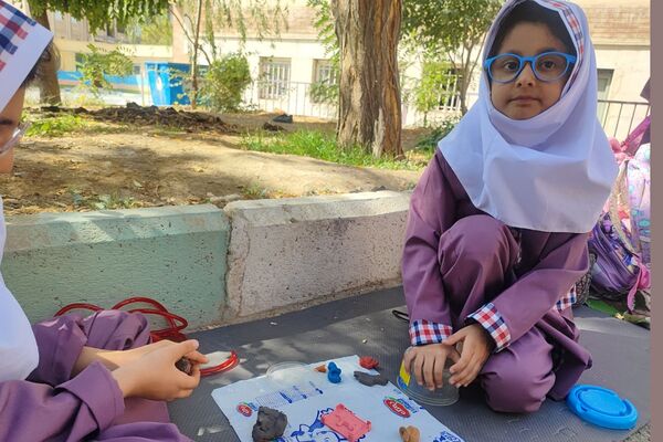 شادی و هیاهوی کودکان در اردوی درون مدرسه‌ای  آموزشگاه ایران ۲ به مناسب هفته ملی کودک 